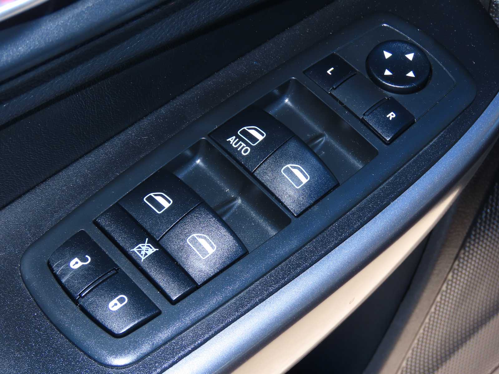 Thumbnail: 2019 Jeep Cherokee - 17