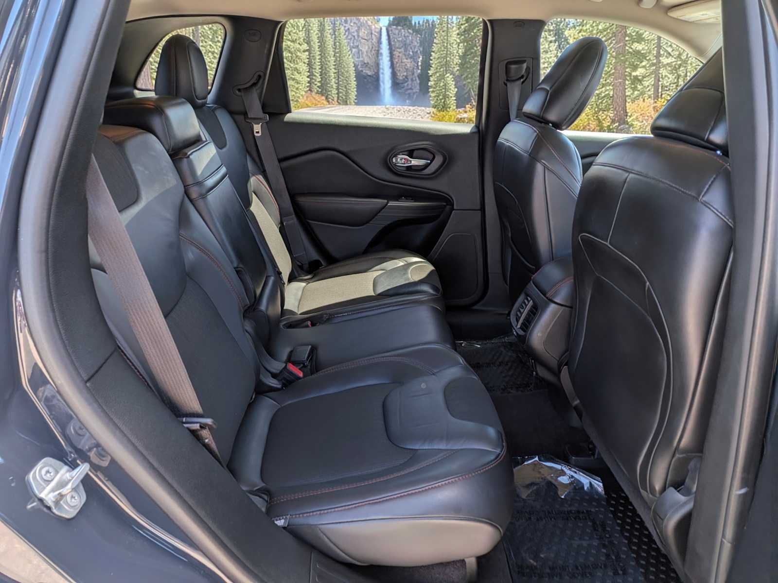 Thumbnail: 2017 Jeep Cherokee - 22