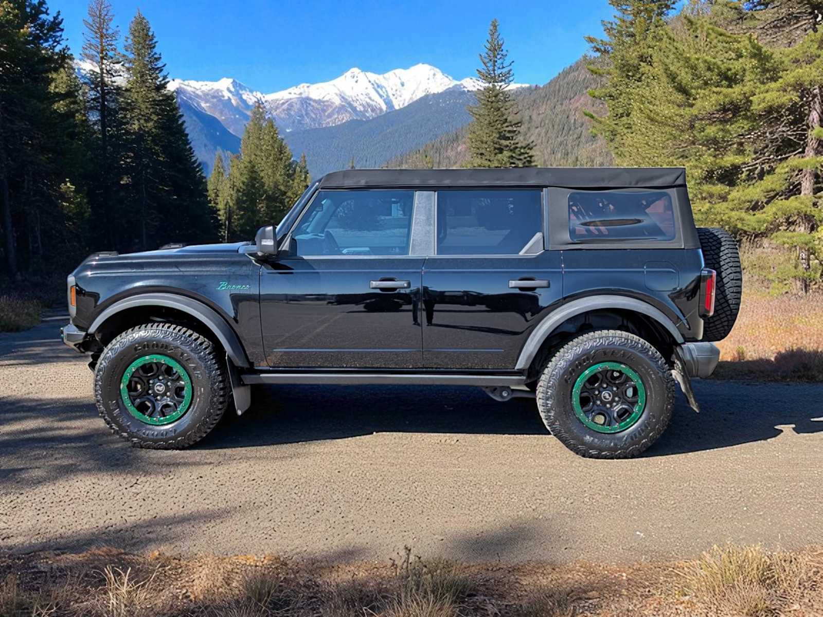 2022 Ford Bronco Badlands photo 2