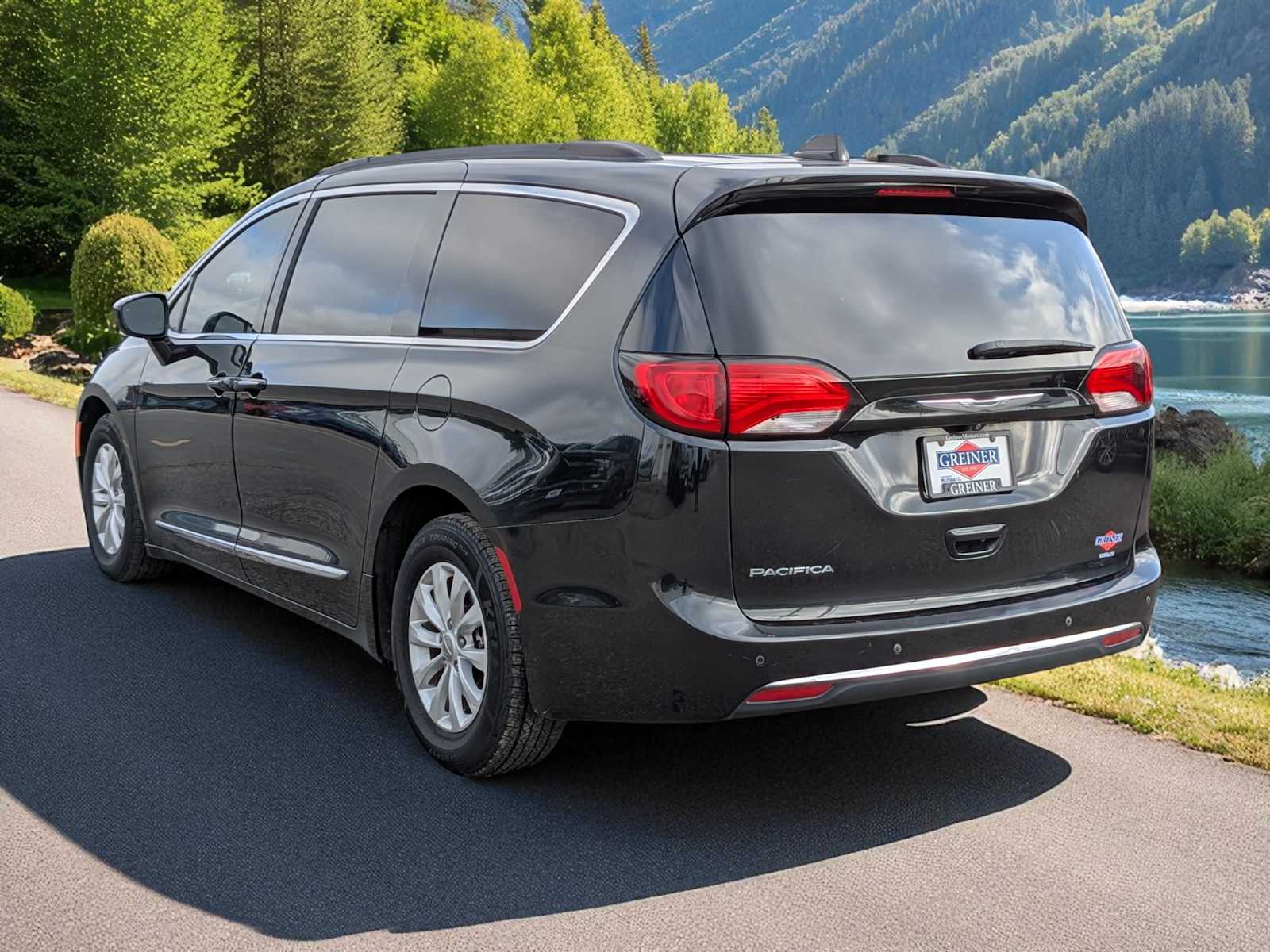 Thumbnail: 2017 Chrysler Pacifica - 4