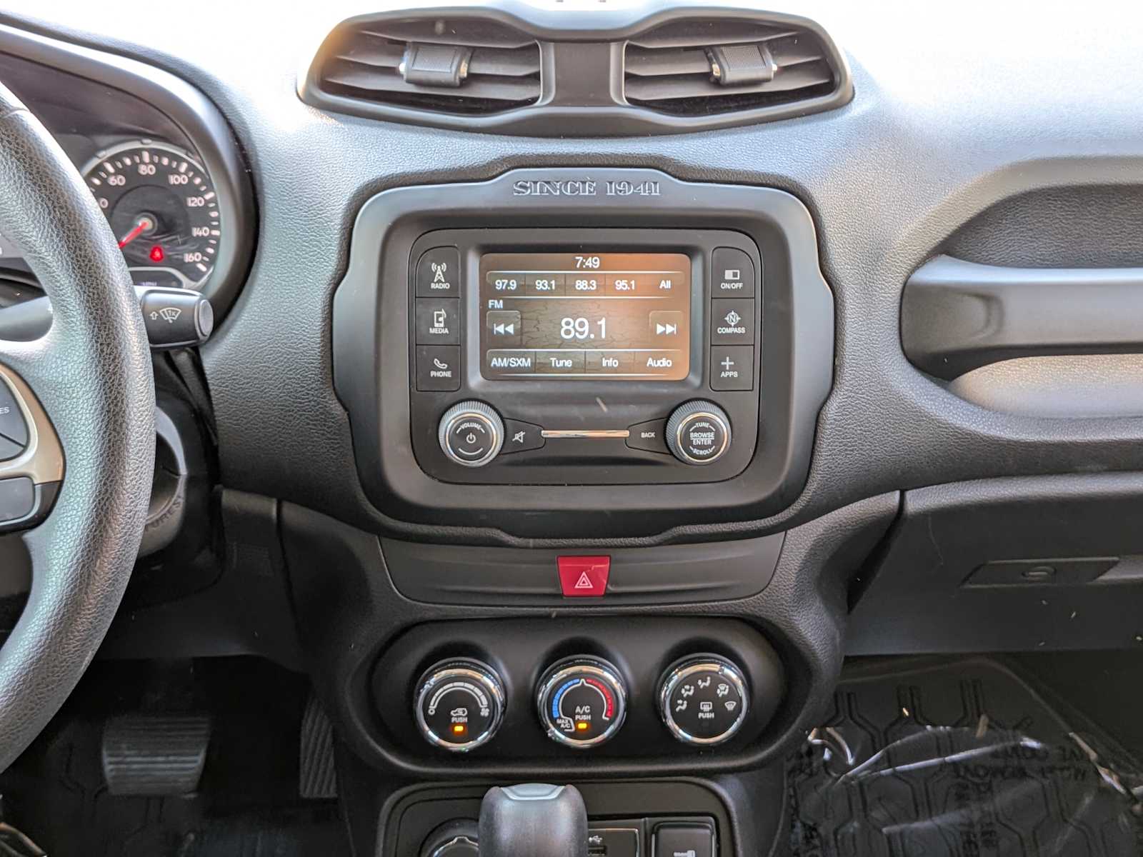 Thumbnail: 2017 Jeep Renegade - 33