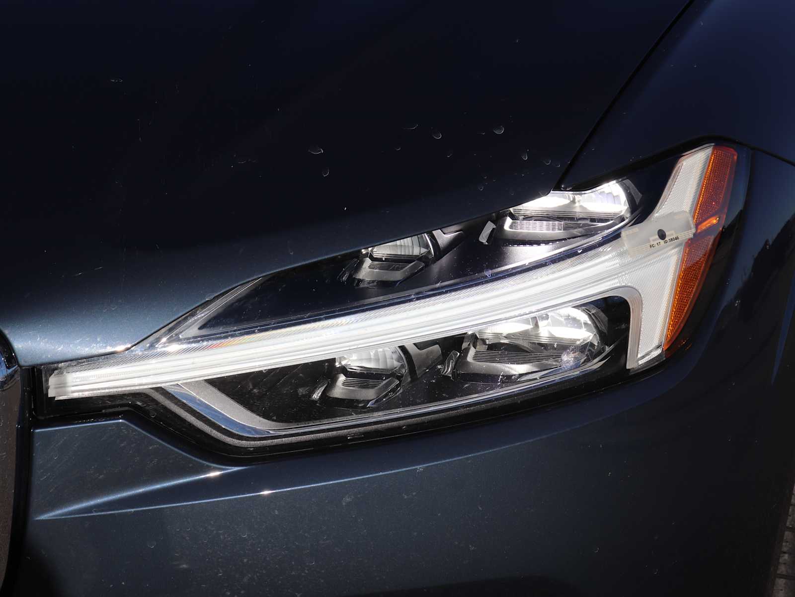 Thumbnail: 2021 Volvo XC60 - 10