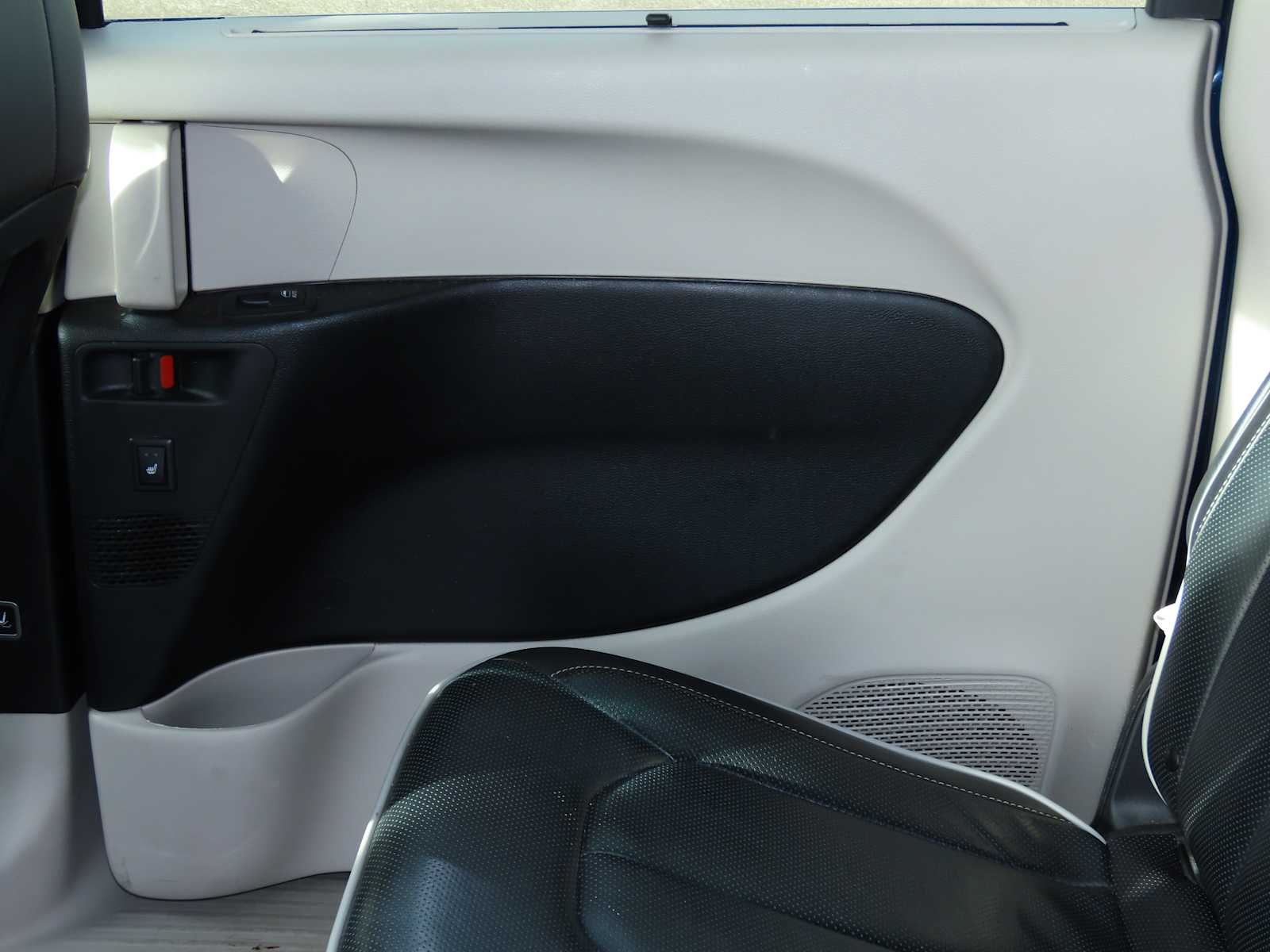 Thumbnail: 2023 Chrysler Pacifica - 20