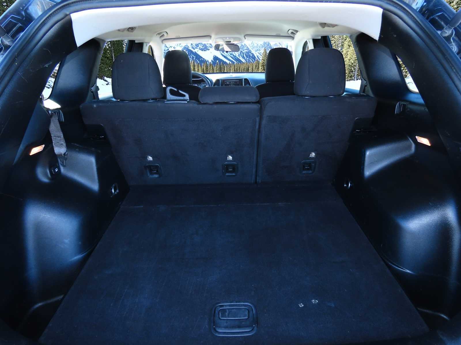 Thumbnail: 2019 Jeep Cherokee - 32