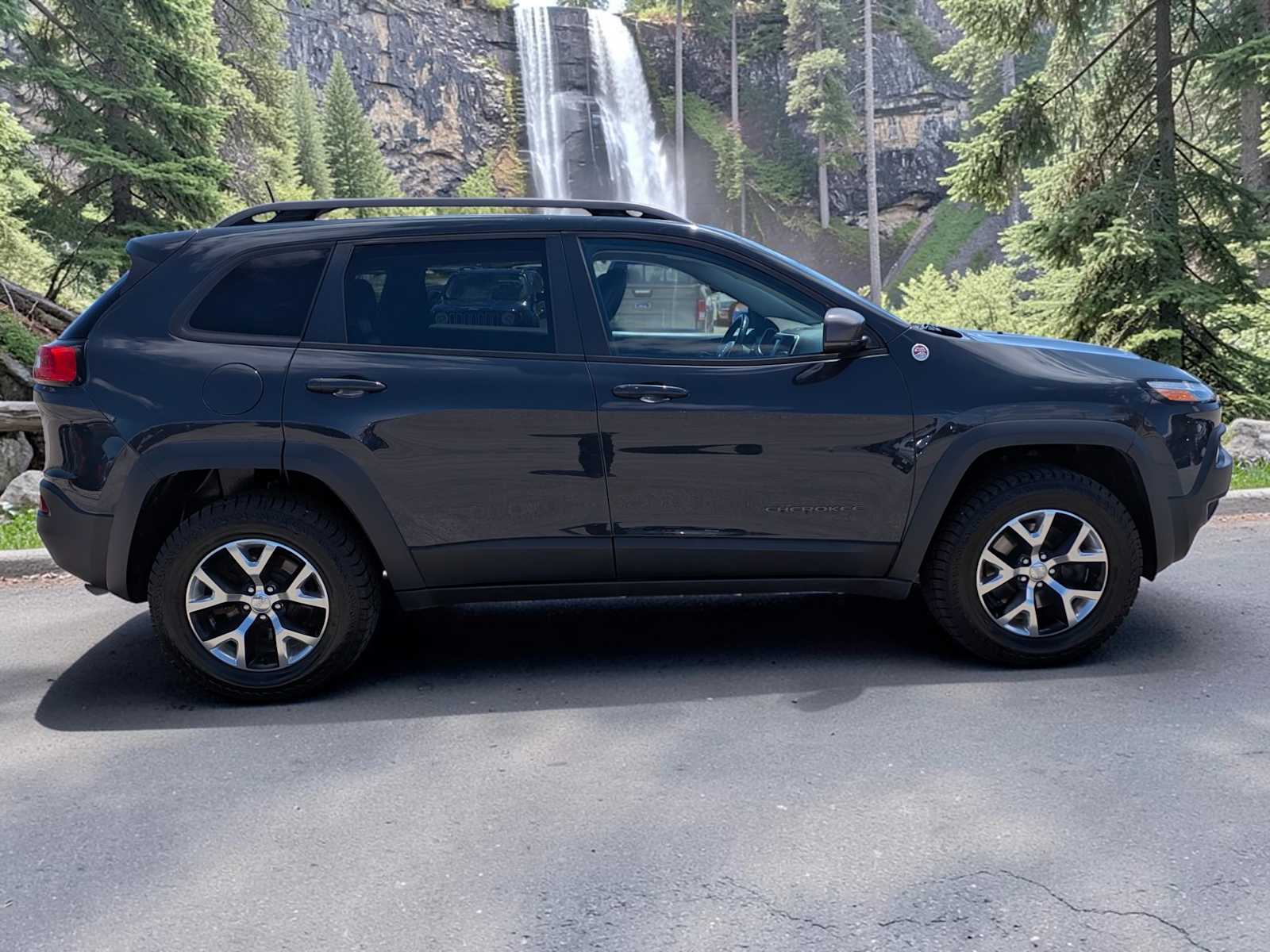 Thumbnail: 2017 Jeep Cherokee - 7