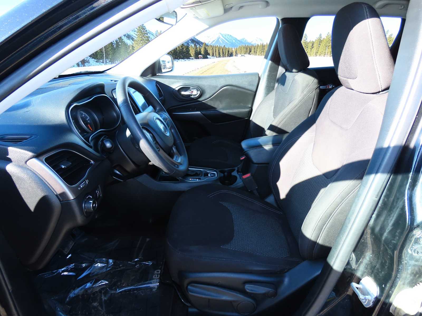 Thumbnail: 2019 Jeep Cherokee - 15