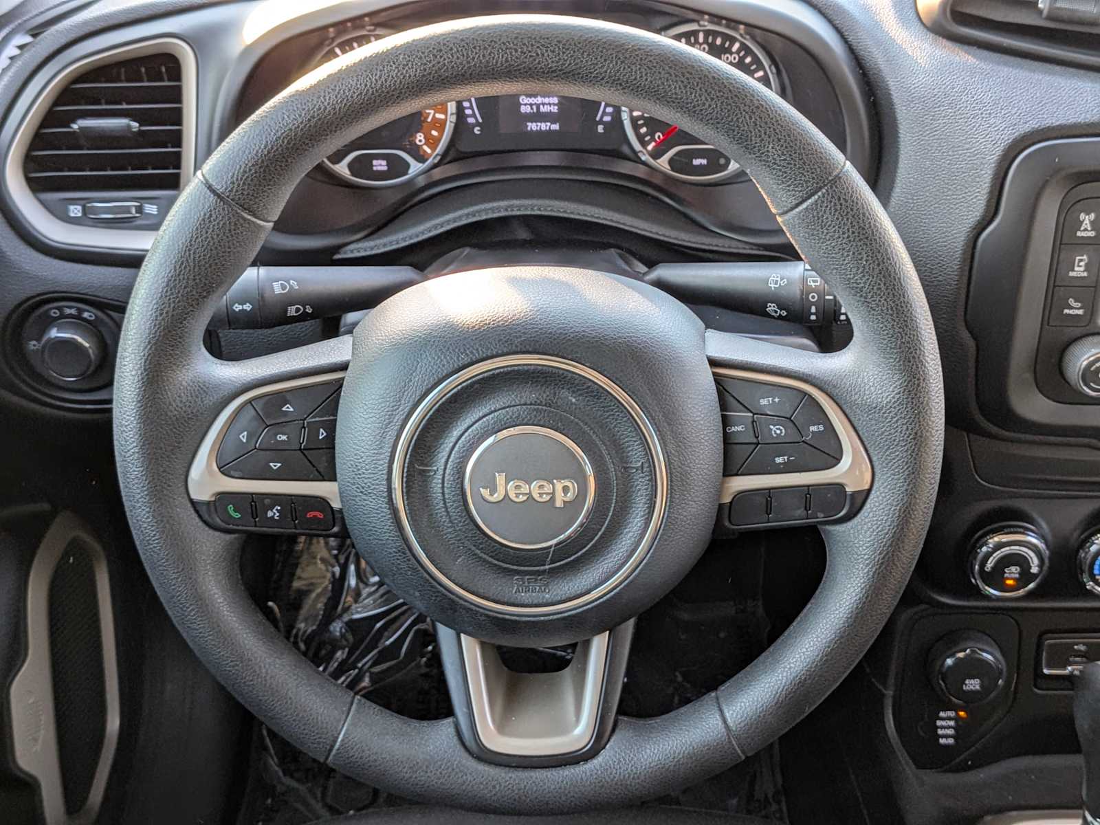 Thumbnail: 2017 Jeep Renegade - 32
