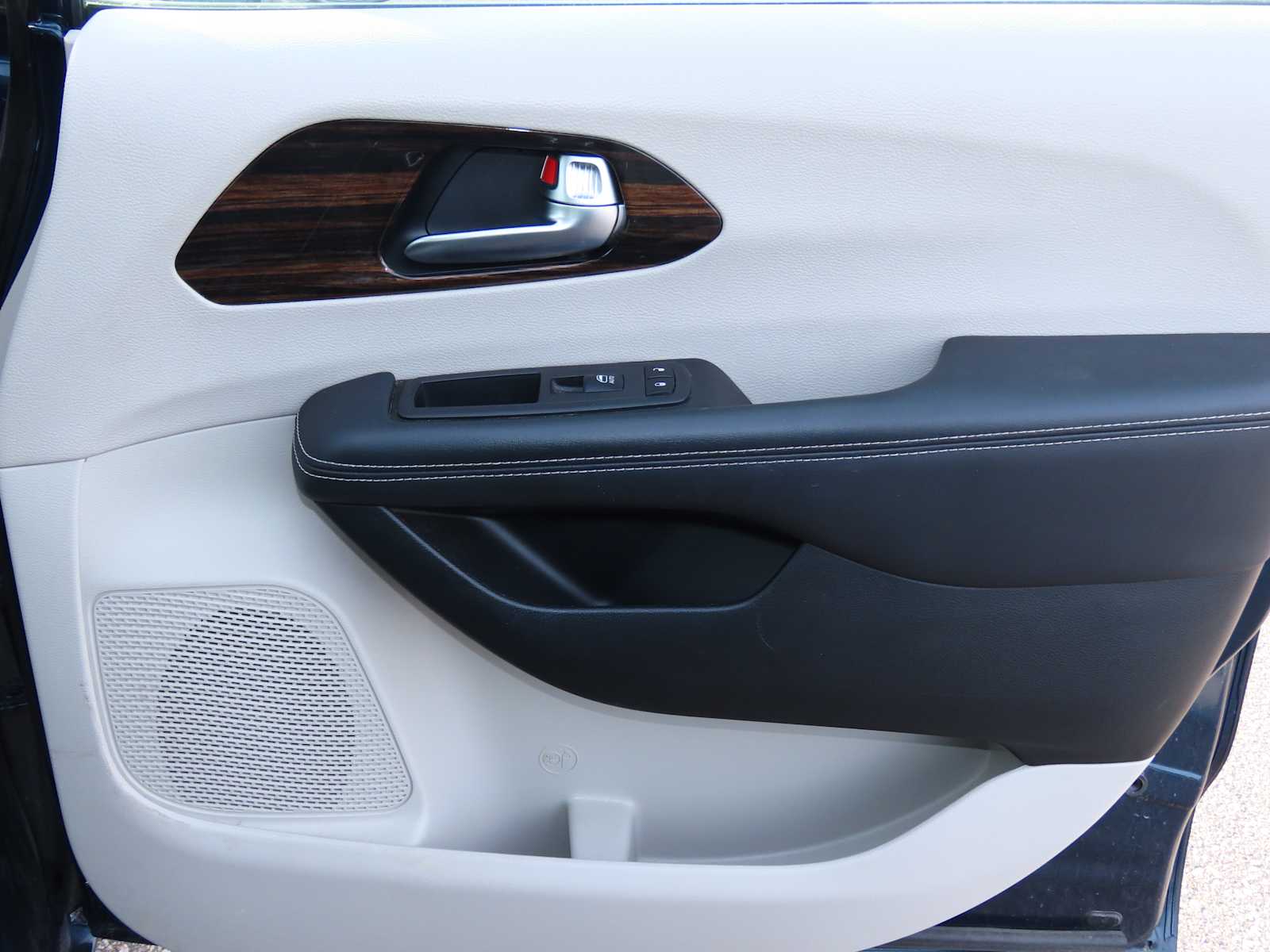 Thumbnail: 2023 Chrysler Pacifica - 22