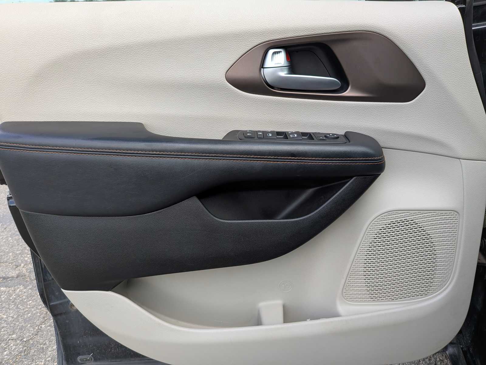 Thumbnail: 2017 Chrysler Pacifica - 16