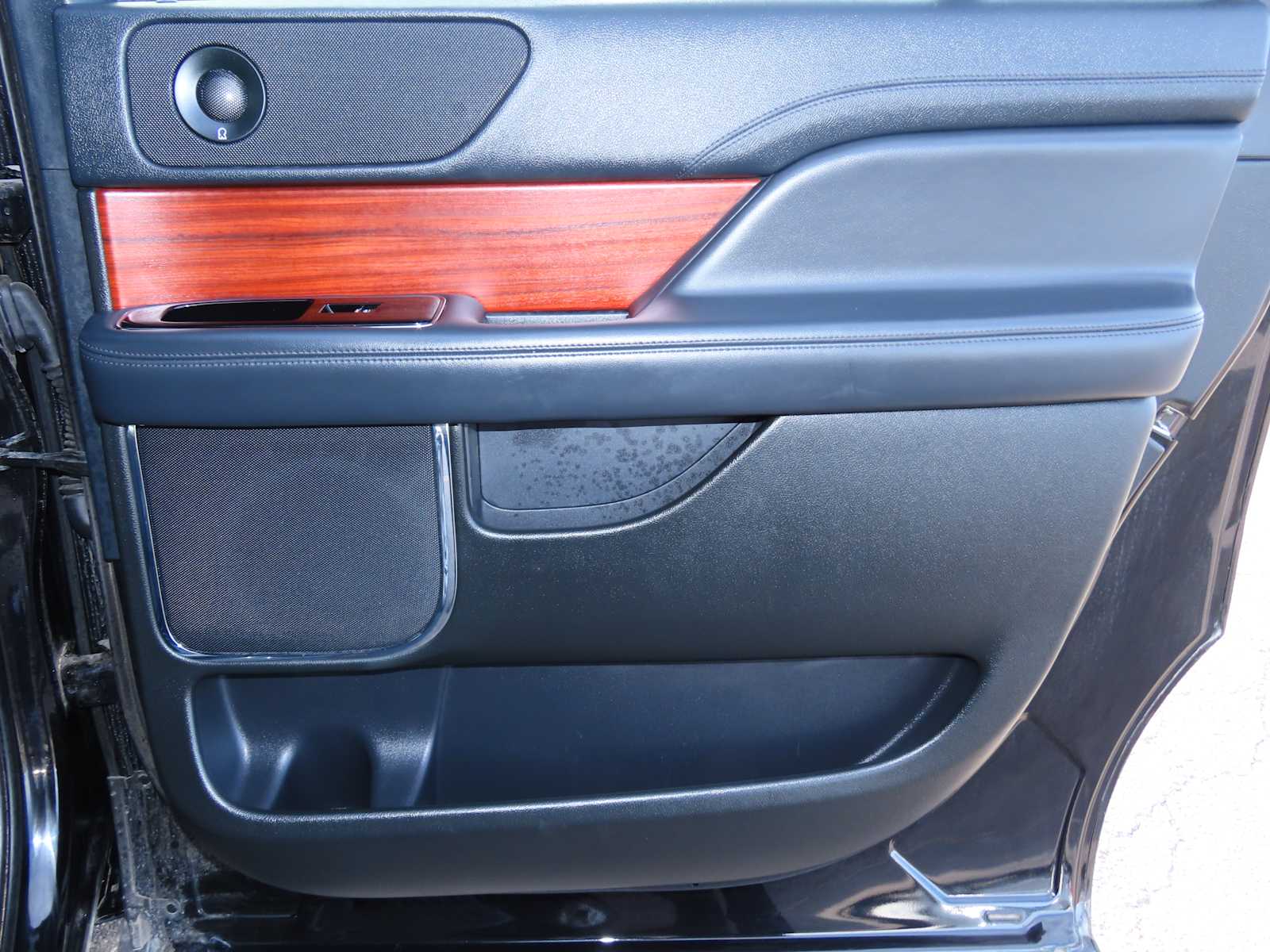 Thumbnail: 2024 Lincoln Navigator L - 23