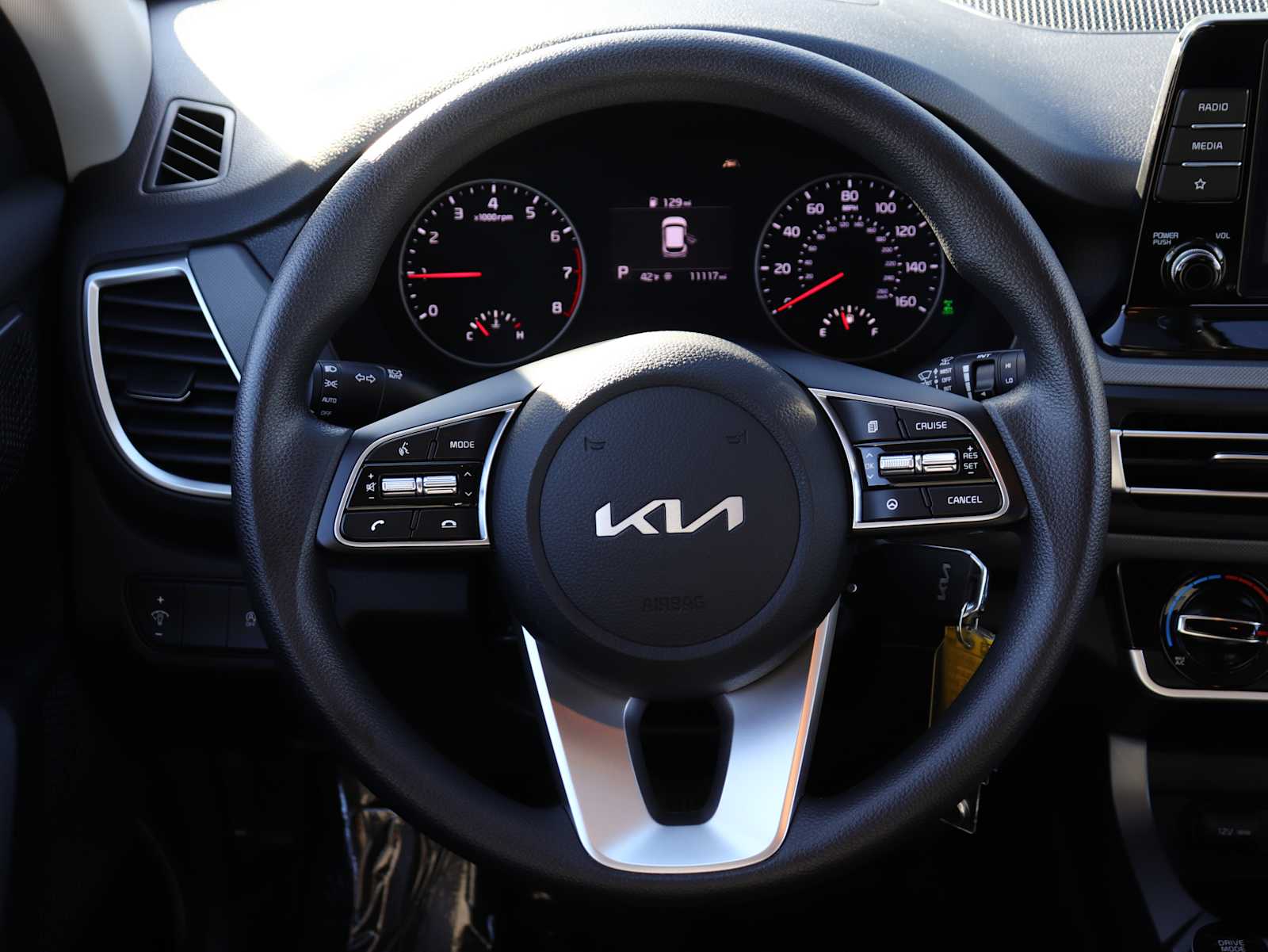 Thumbnail: 2023 Kia Seltos - 32