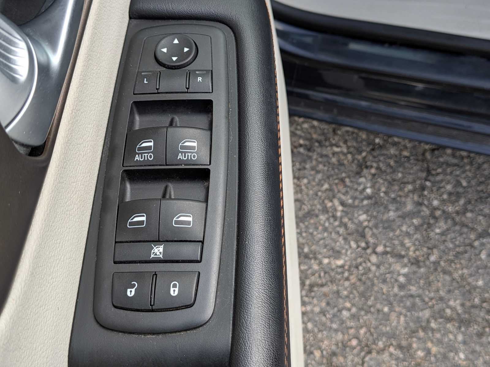 Thumbnail: 2017 Chrysler Pacifica - 17