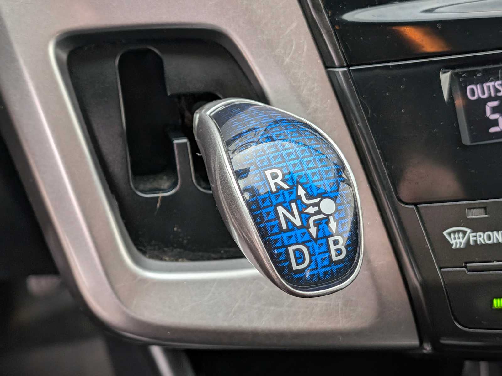 Thumbnail: 2015 Toyota Prius v - 25
