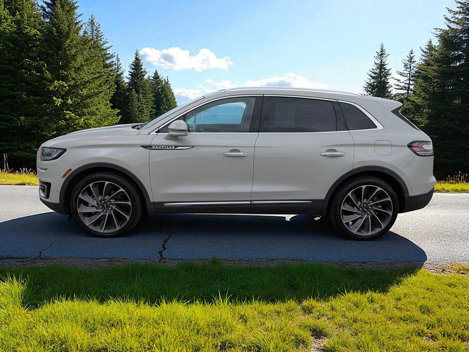 Thumbnail: 2019 Lincoln Nautilus - 3