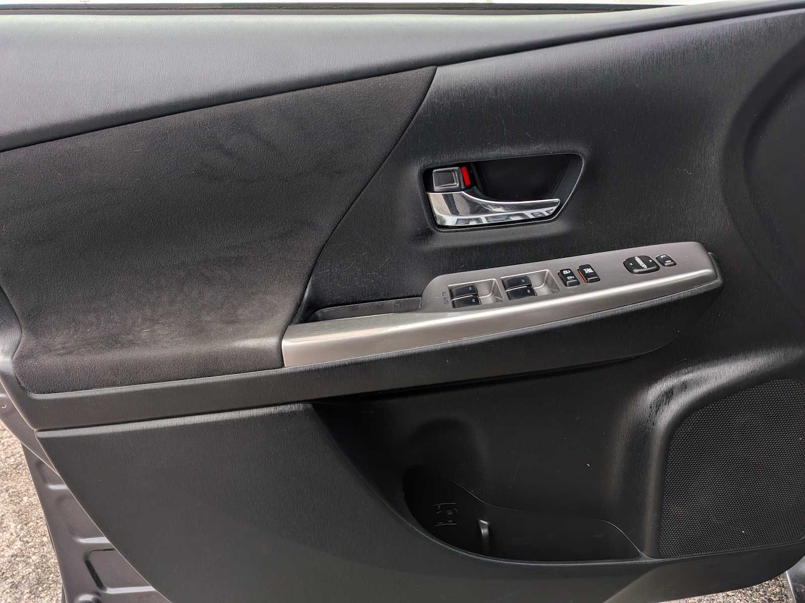 Thumbnail: 2015 Toyota Prius v - 15