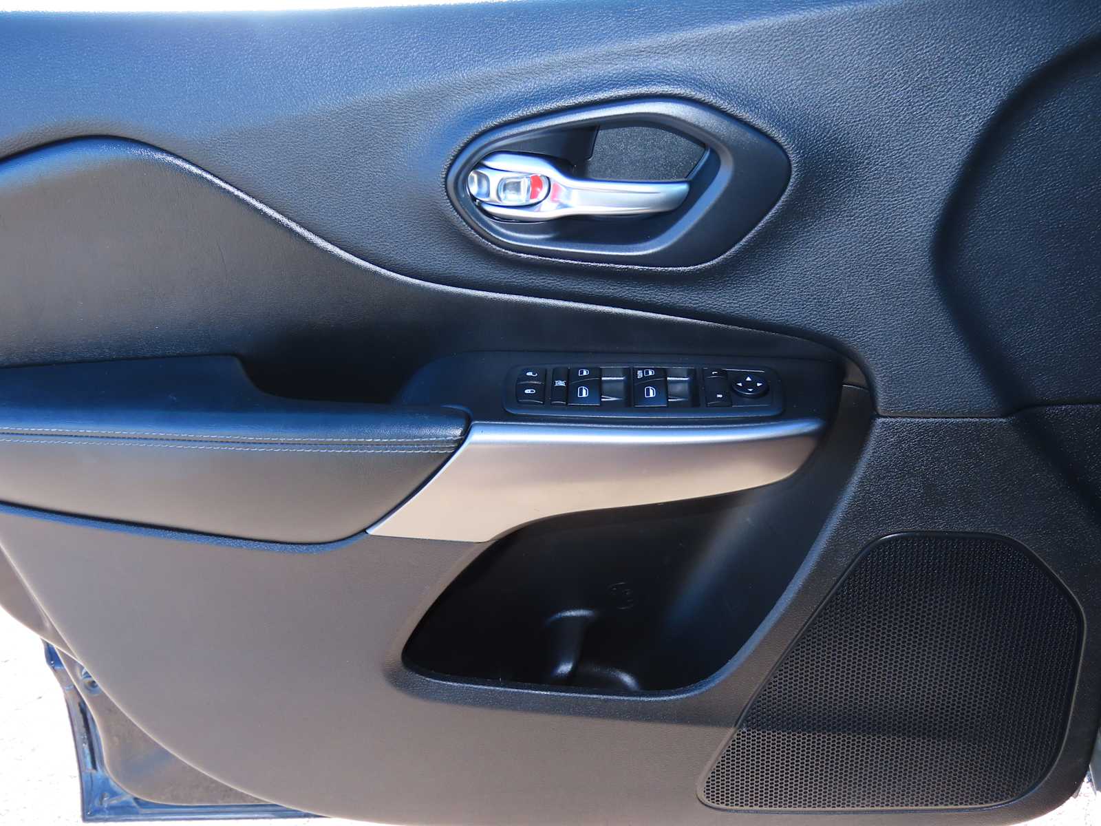 Thumbnail: 2019 Jeep Cherokee - 16