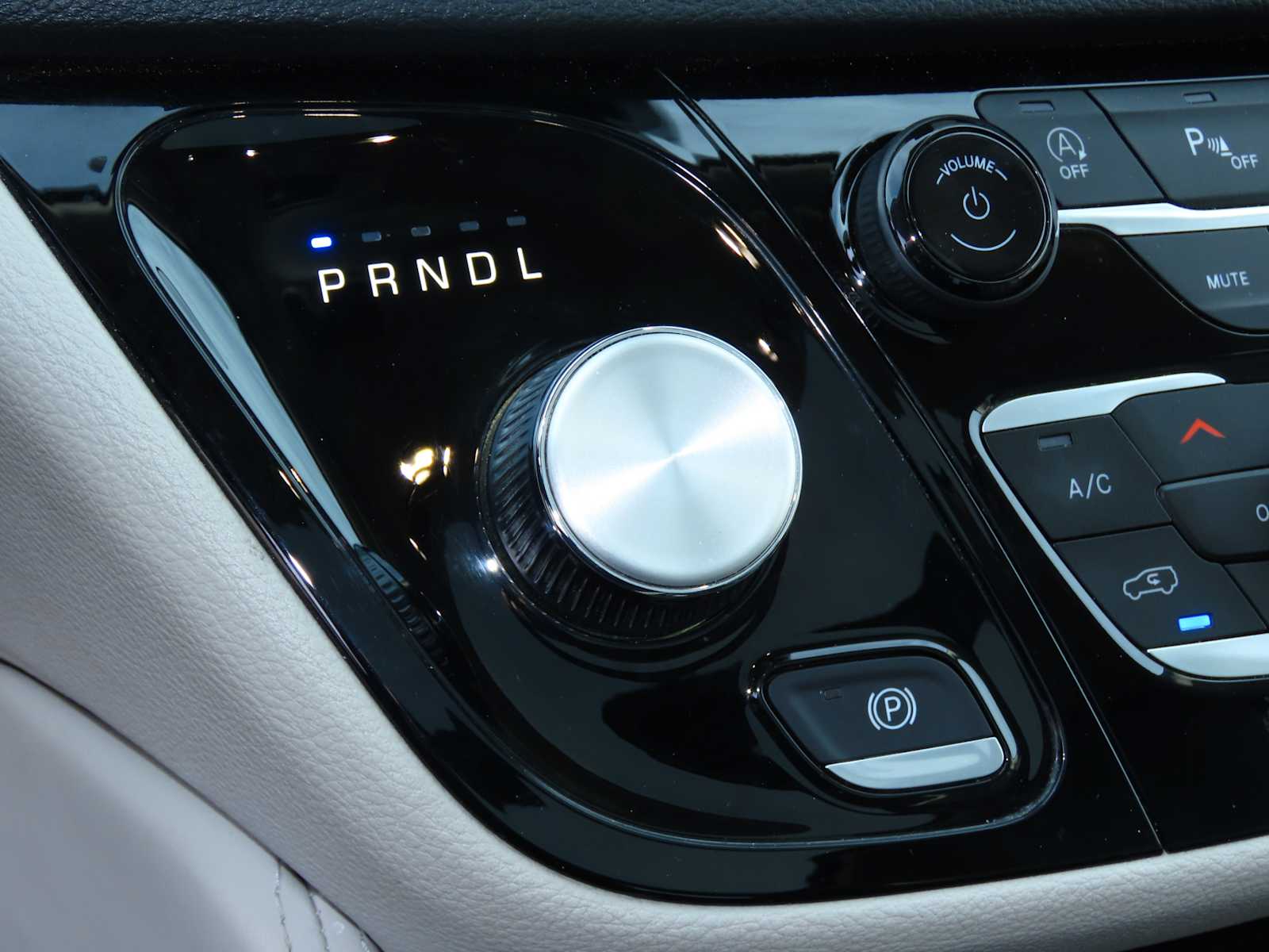 Thumbnail: 2023 Chrysler Pacifica - 32