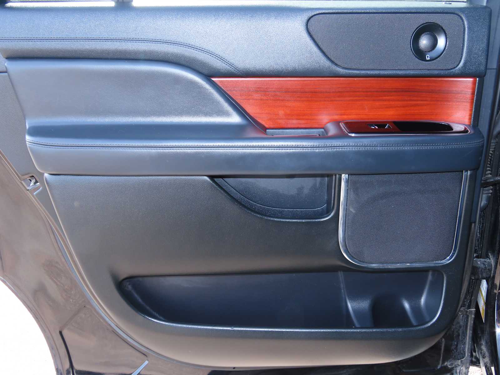 Thumbnail: 2024 Lincoln Navigator L - 19