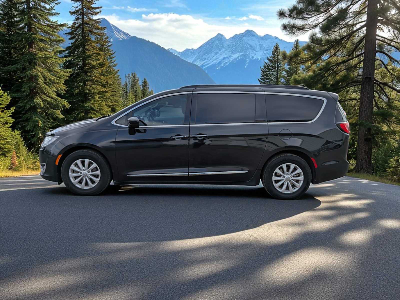 Thumbnail: 2017 Chrysler Pacifica - 3