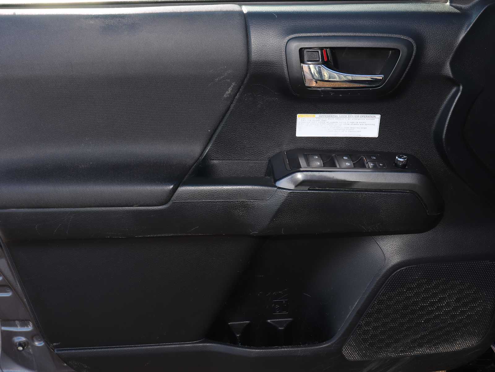 Thumbnail: 2016 Toyota Tacoma - 17