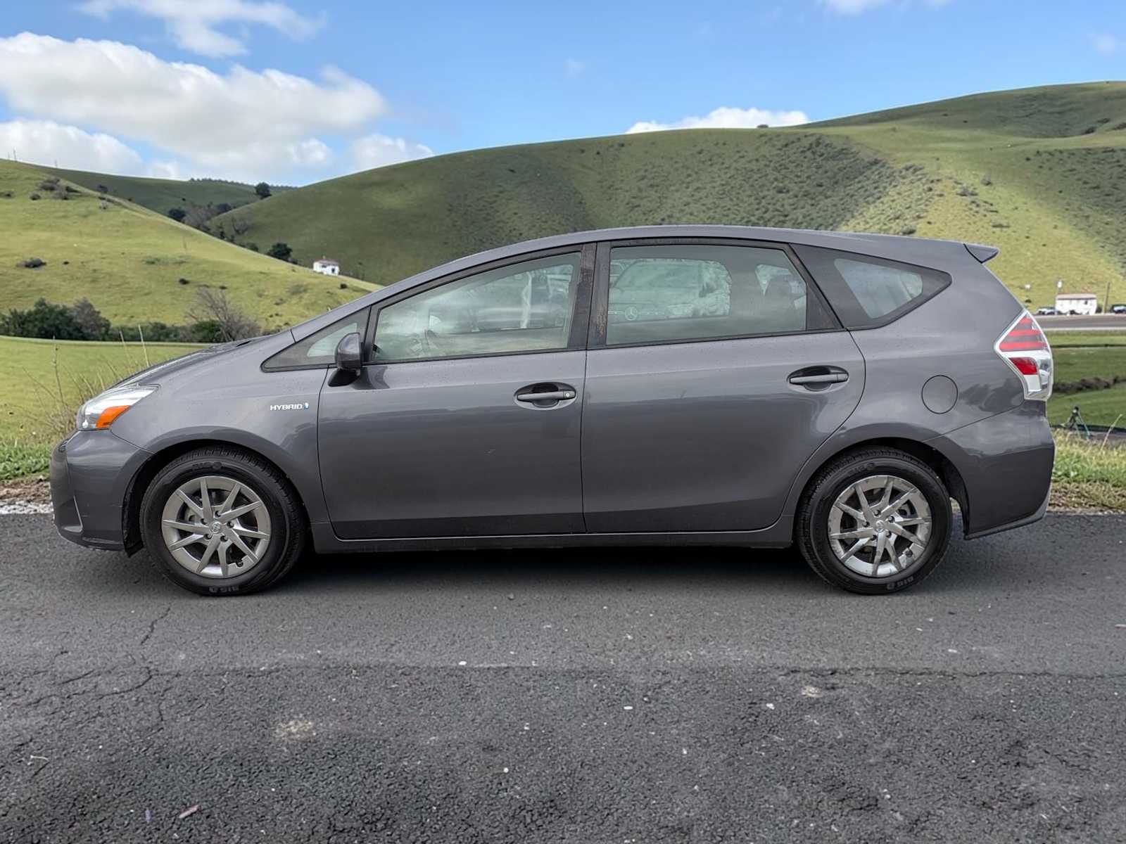 Thumbnail: 2015 Toyota Prius v - 3
