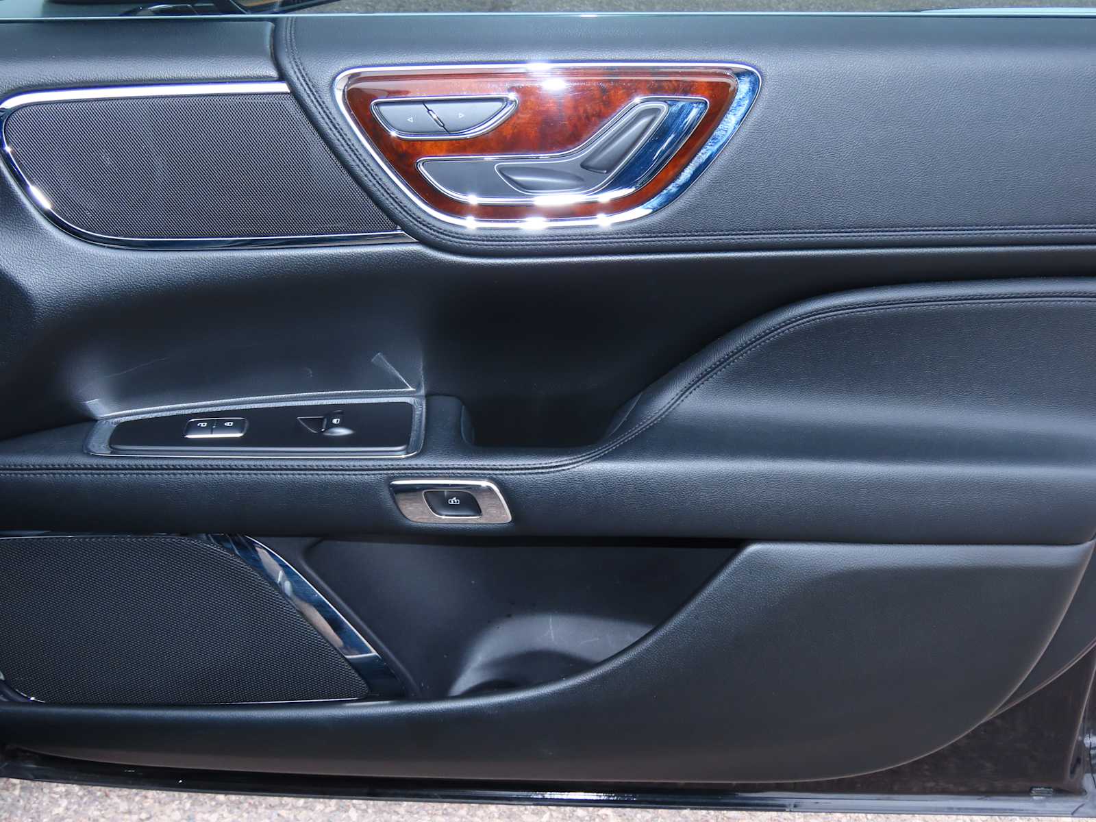 Thumbnail: 2019 Lincoln Continental - 21