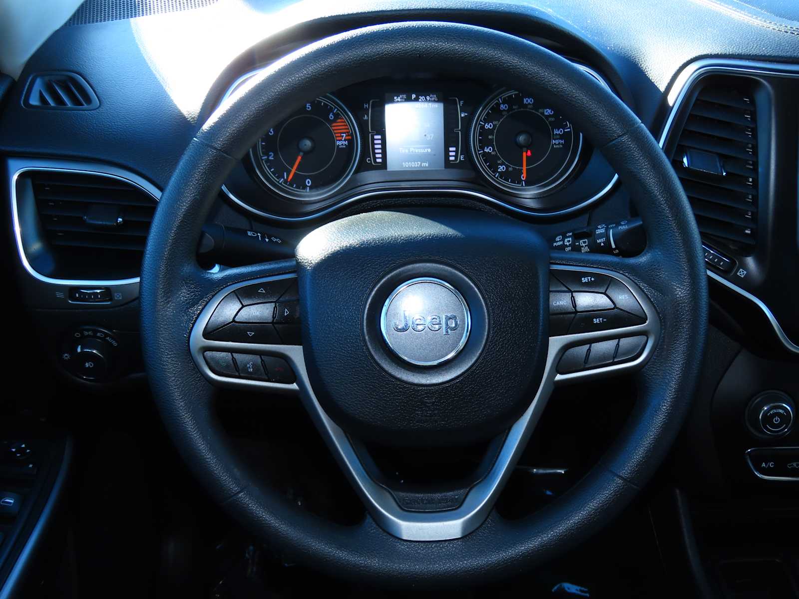 Thumbnail: 2019 Jeep Cherokee - 25