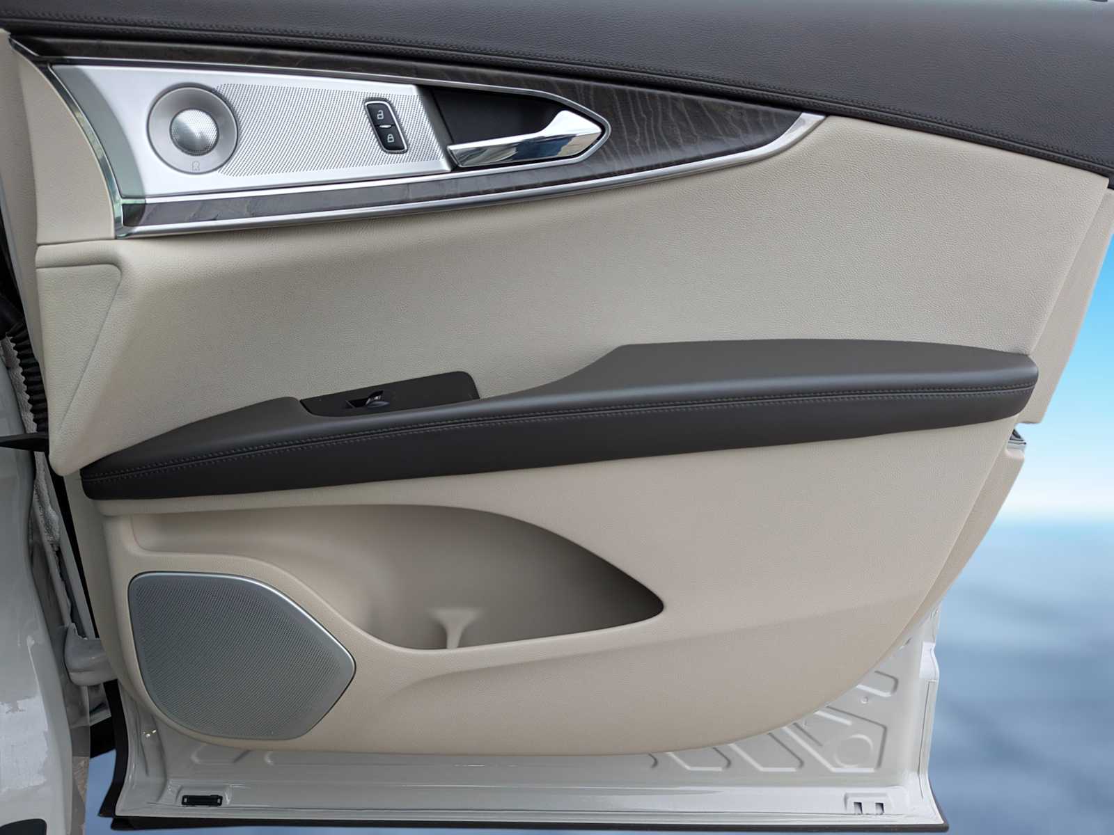 Thumbnail: 2019 Lincoln Nautilus - 27