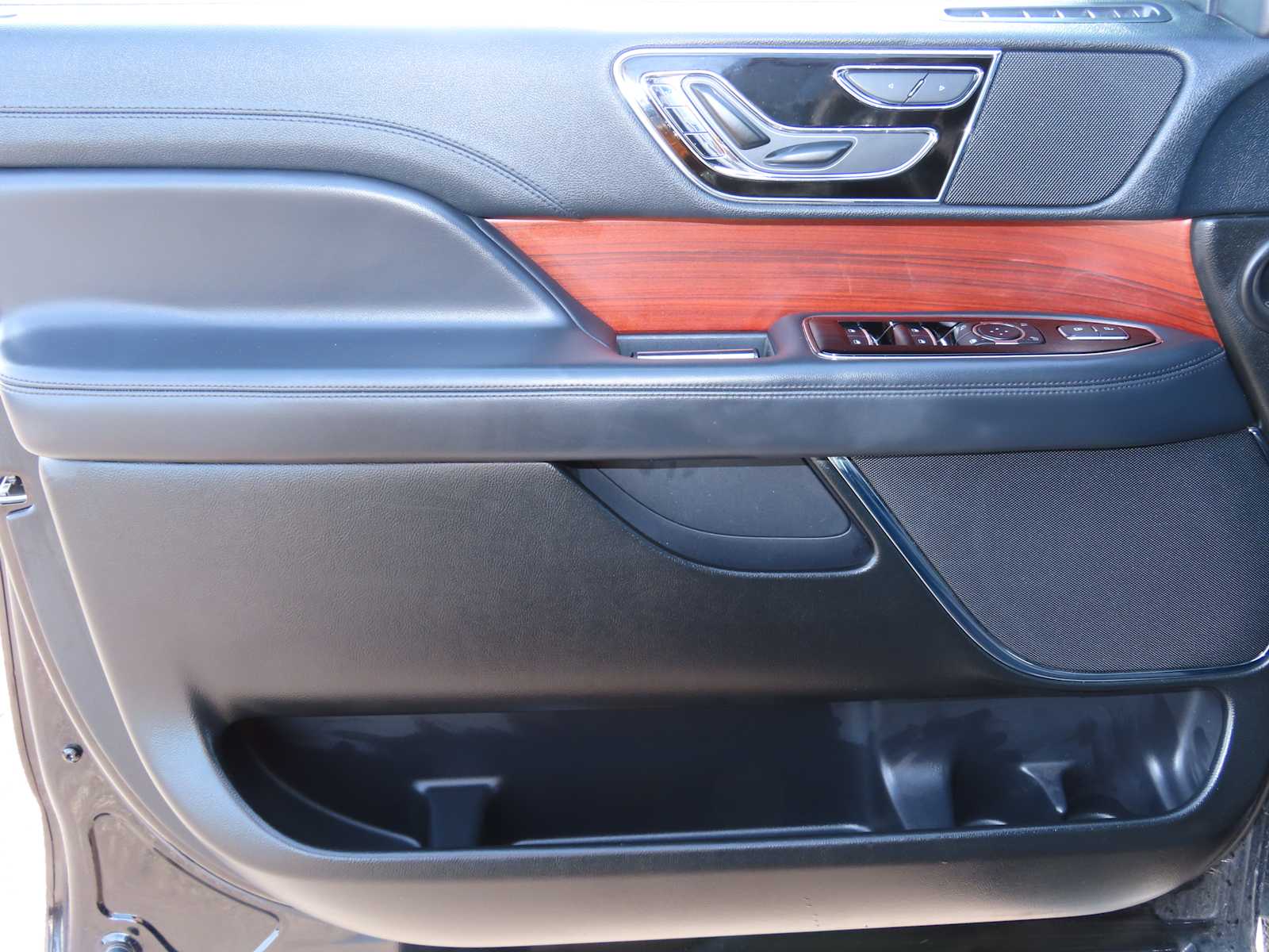 Thumbnail: 2024 Lincoln Navigator L - 14