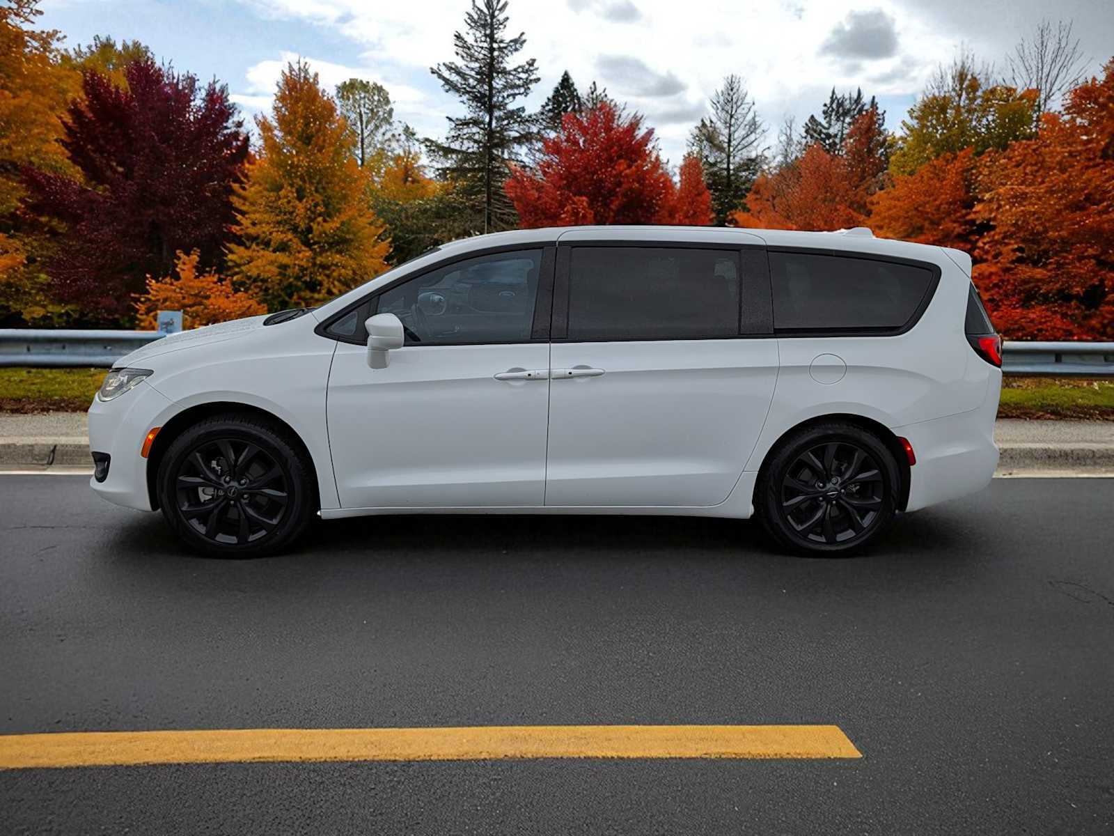 2020 Chrysler Pacifica Touring photo 3