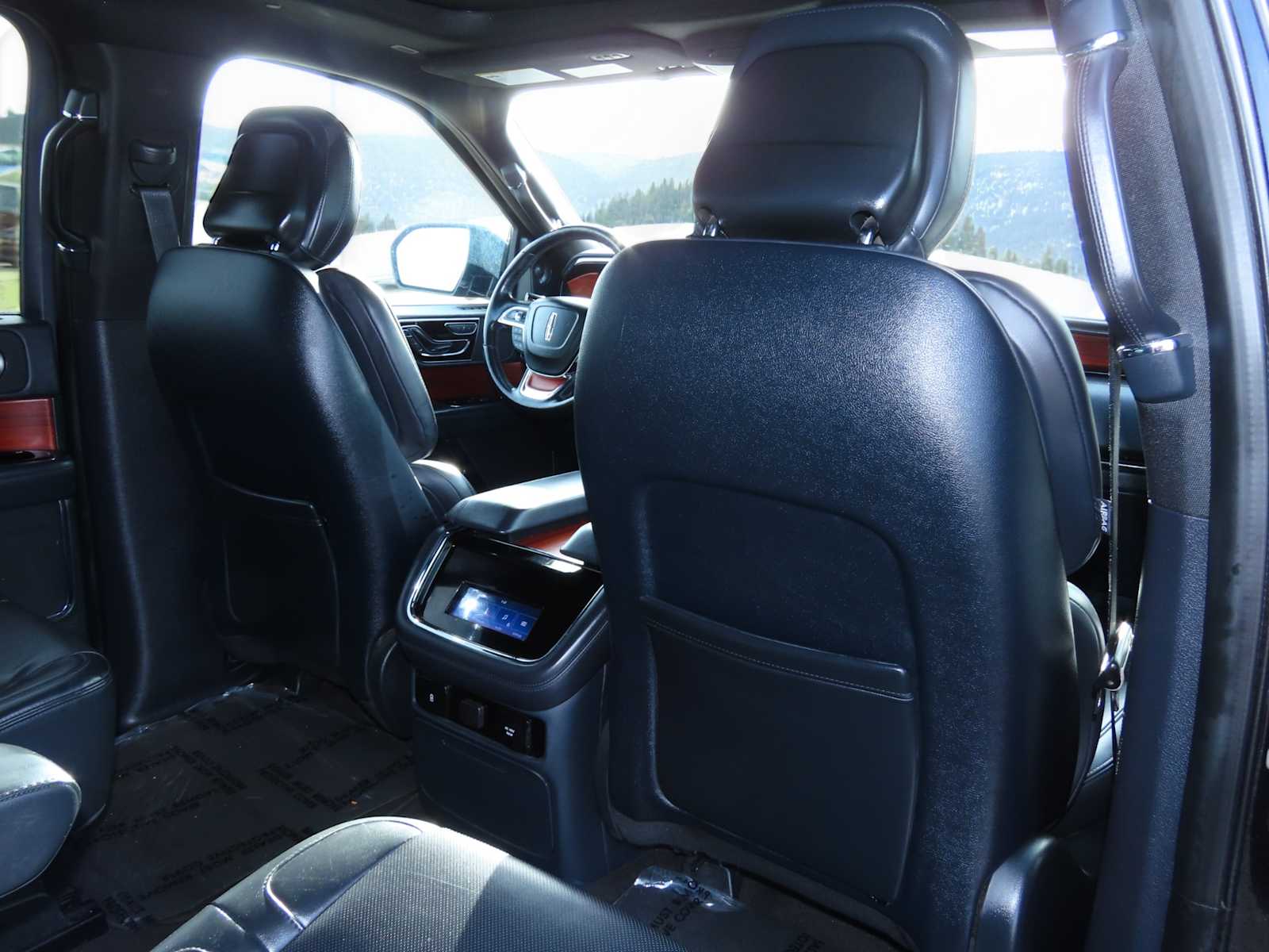 Thumbnail: 2024 Lincoln Navigator L - 21