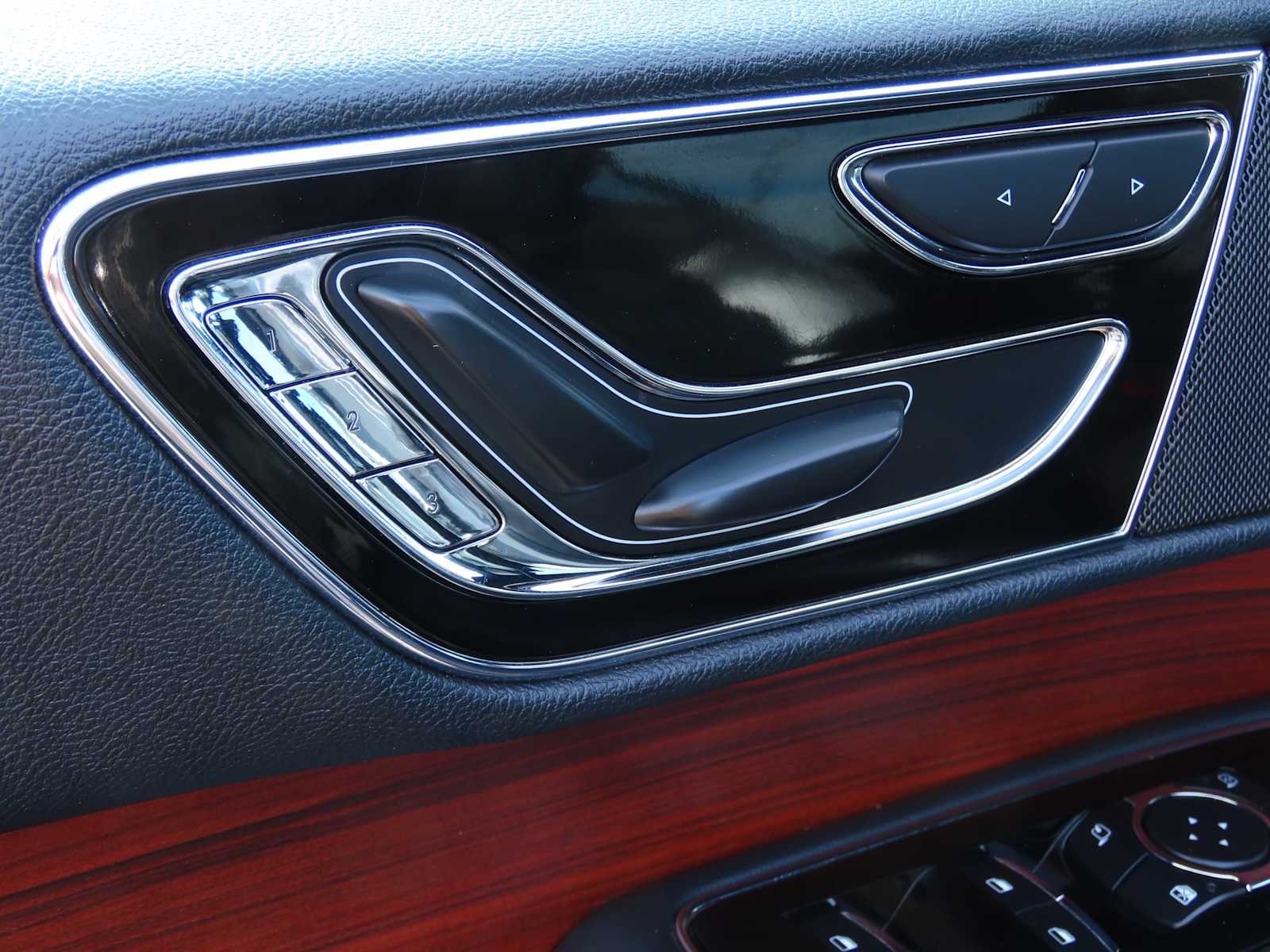 Thumbnail: 2024 Lincoln Navigator L - 16