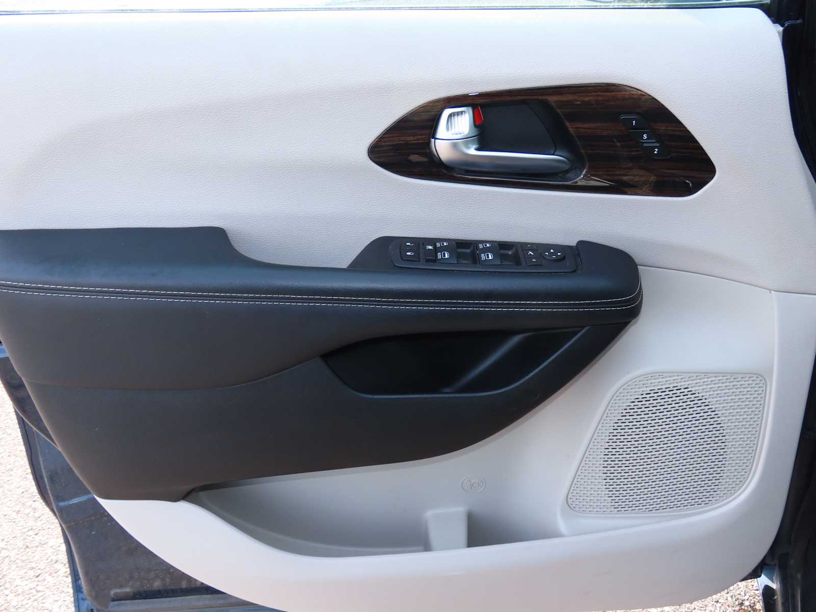 Thumbnail: 2023 Chrysler Pacifica - 16