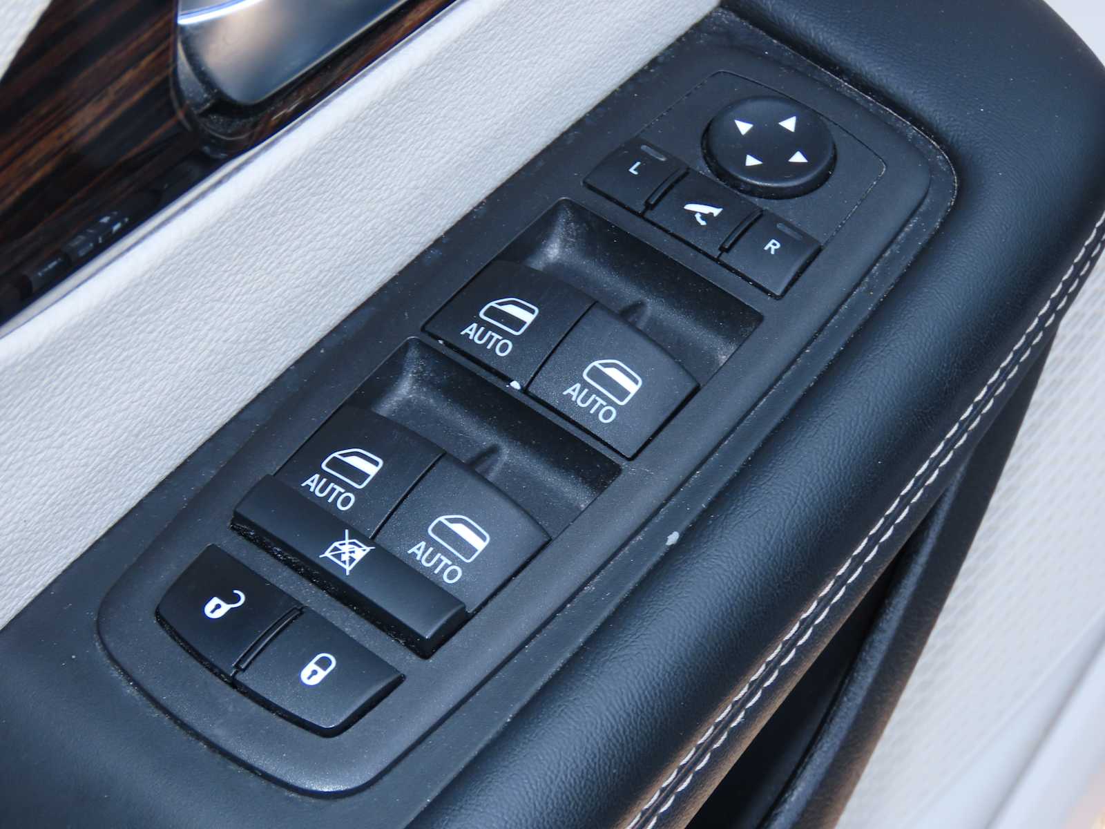 Thumbnail: 2023 Chrysler Pacifica - 17