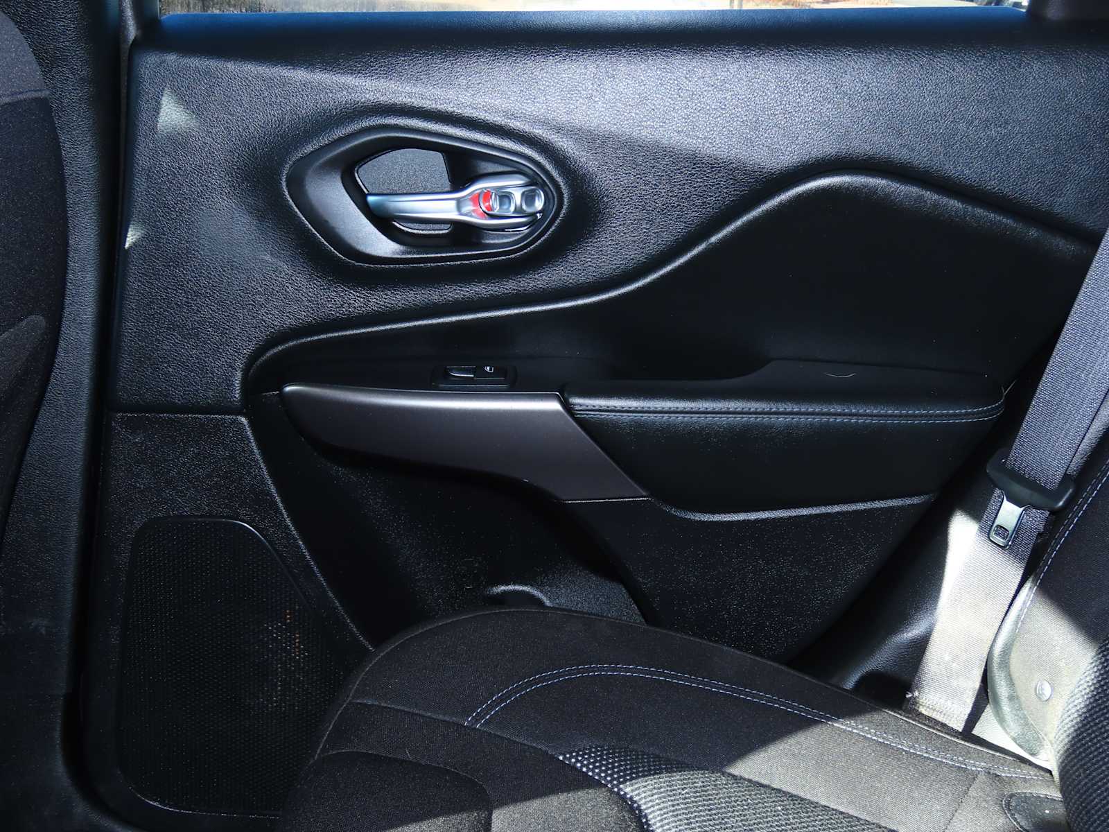 Thumbnail: 2019 Jeep Cherokee - 19