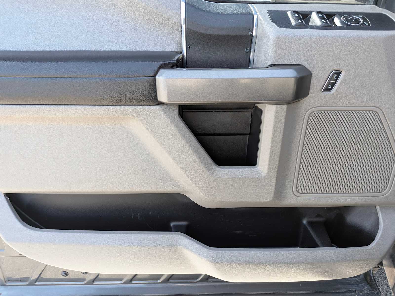 Thumbnail: 2017 Ford Econoline - 17