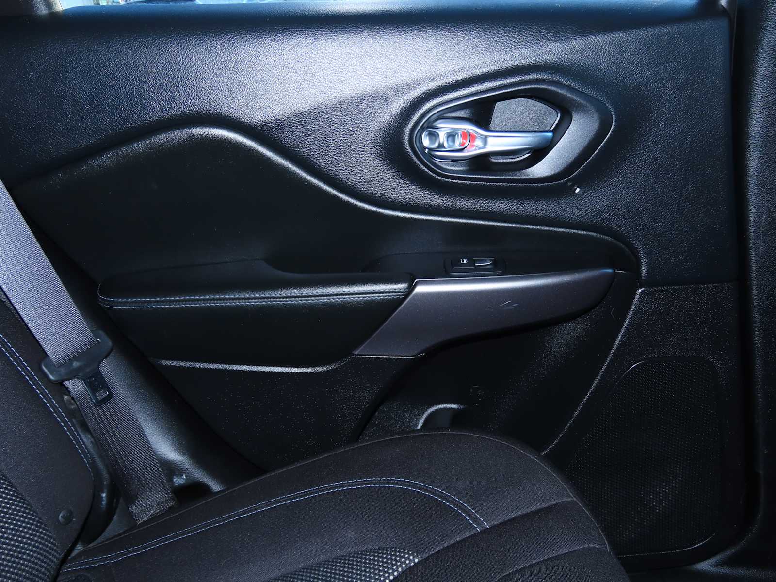 Thumbnail: 2019 Jeep Cherokee - 23