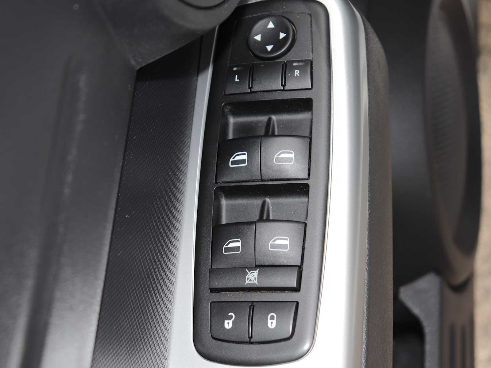 Thumbnail: 2011 Dodge Nitro - 18