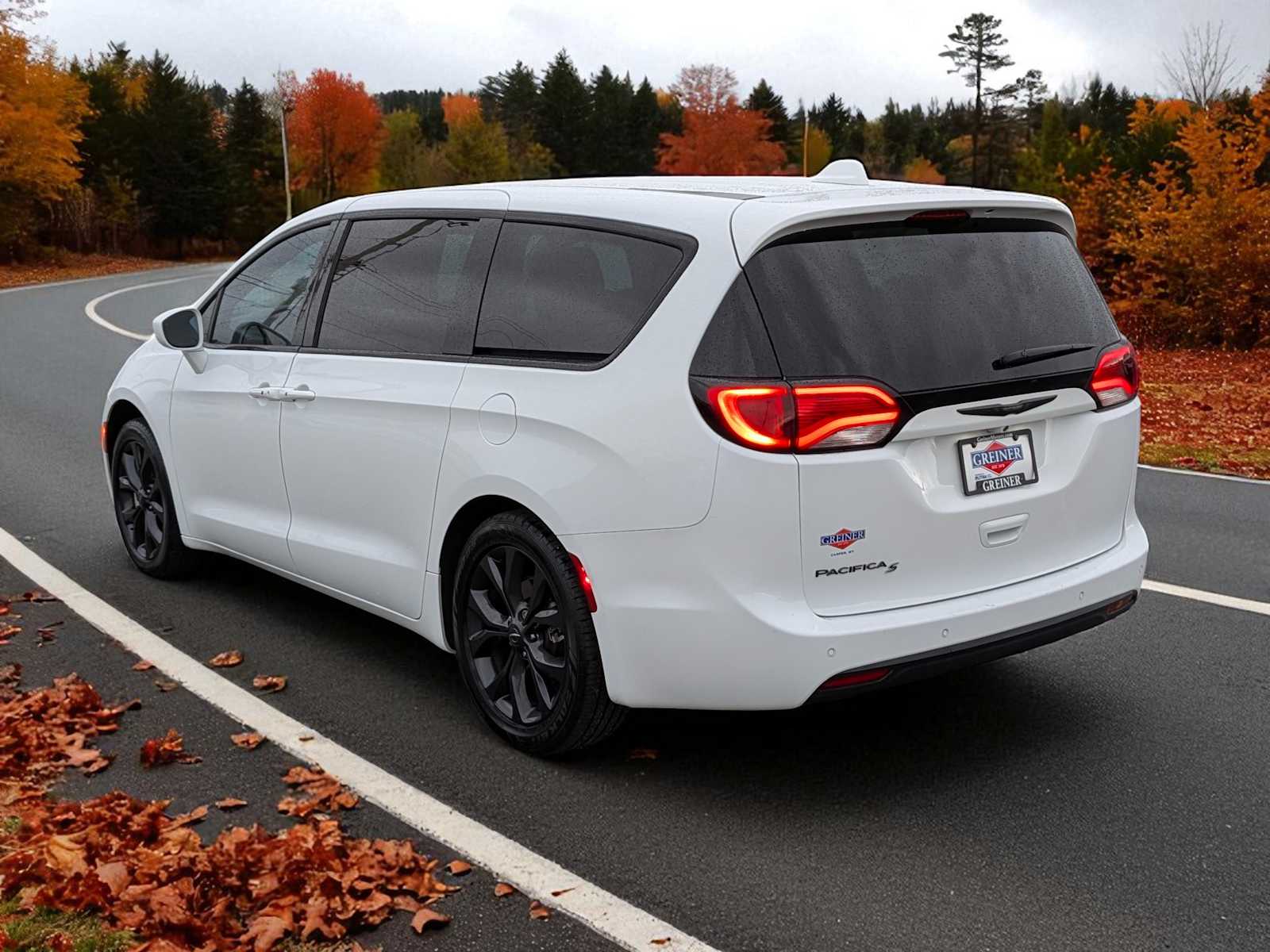 2020 Chrysler Pacifica Touring photo 4