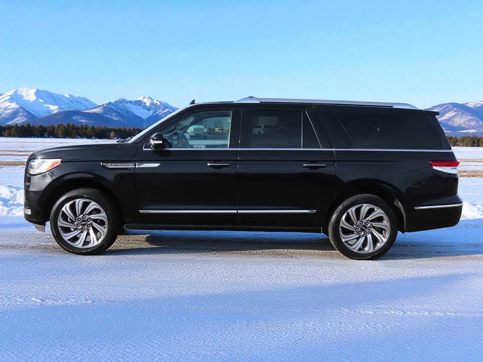 Thumbnail: 2024 Lincoln Navigator L - 3