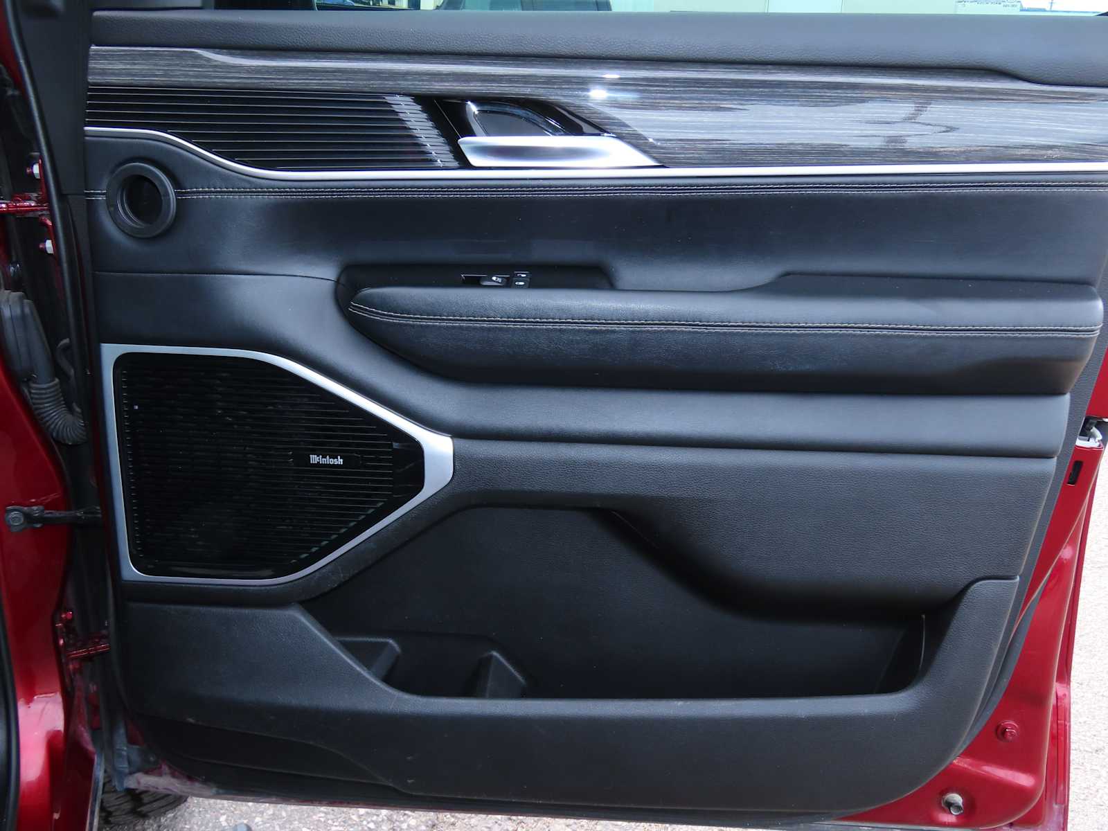 Thumbnail: 2022 Jeep Wagoneer - 23