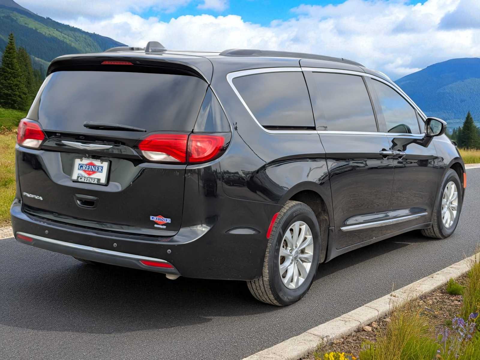 Thumbnail: 2017 Chrysler Pacifica - 6