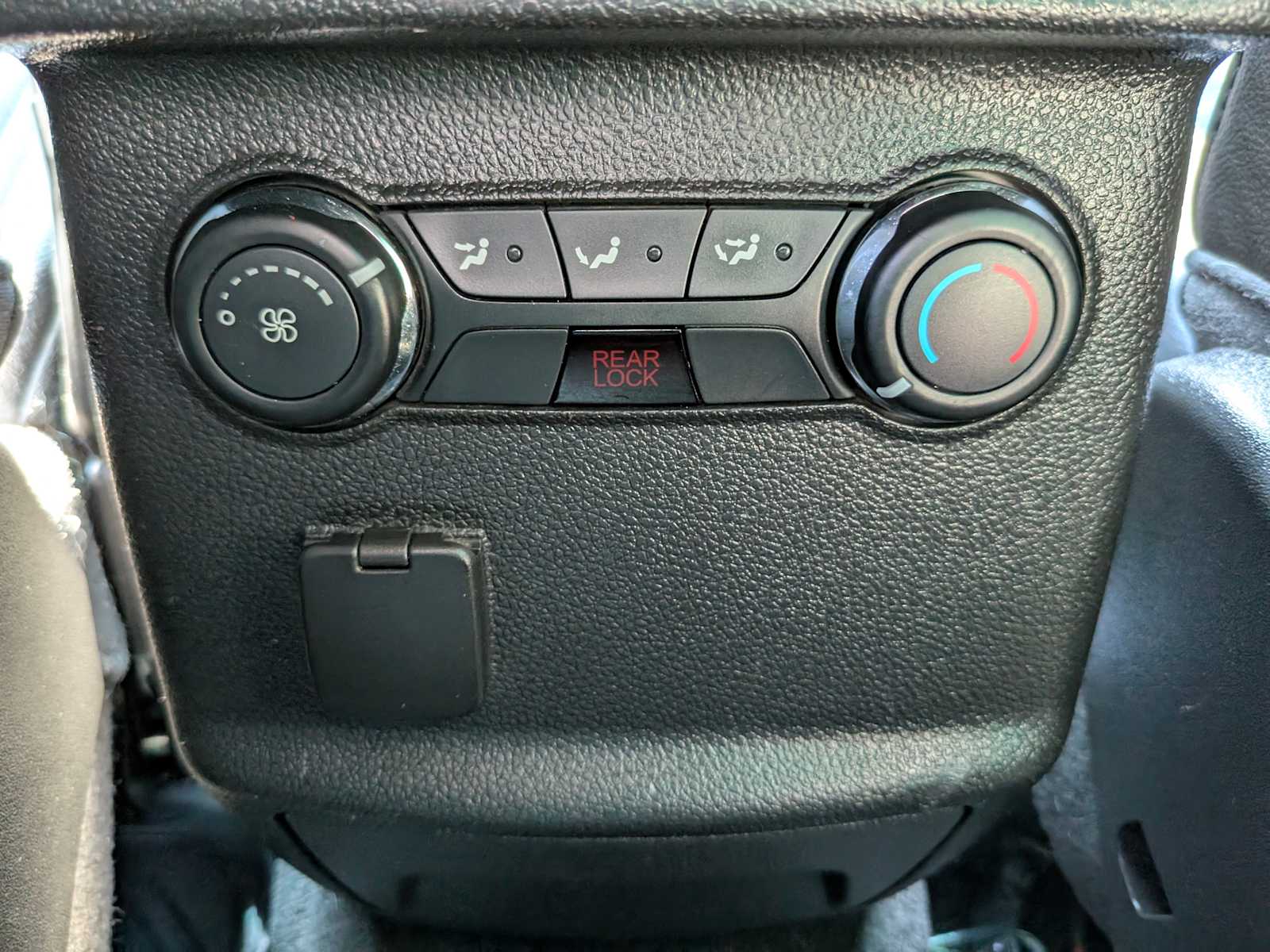 Thumbnail: 2011 Ford Explorer - 31