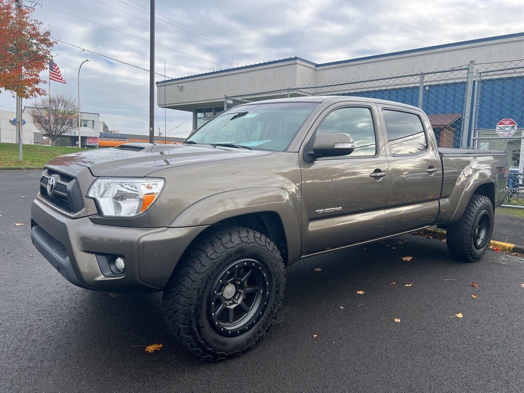 2015 Toyota Tacoma V6 4x4 photo 2
