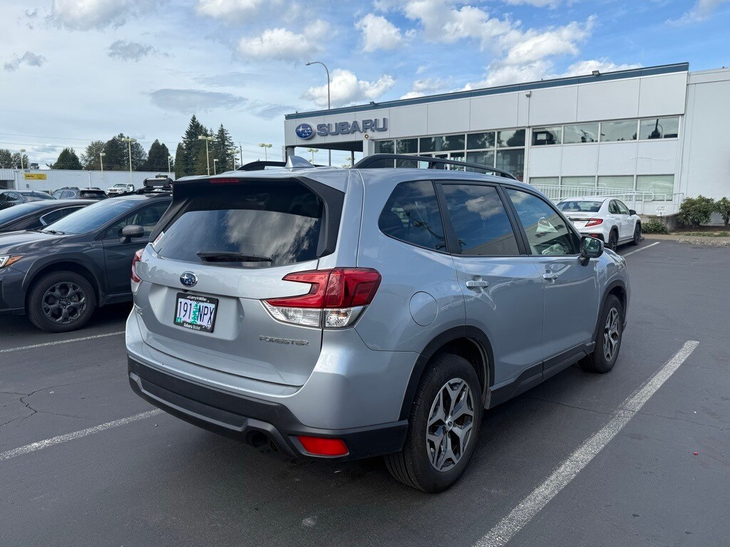 2021 Subaru Forester Premium photo 3