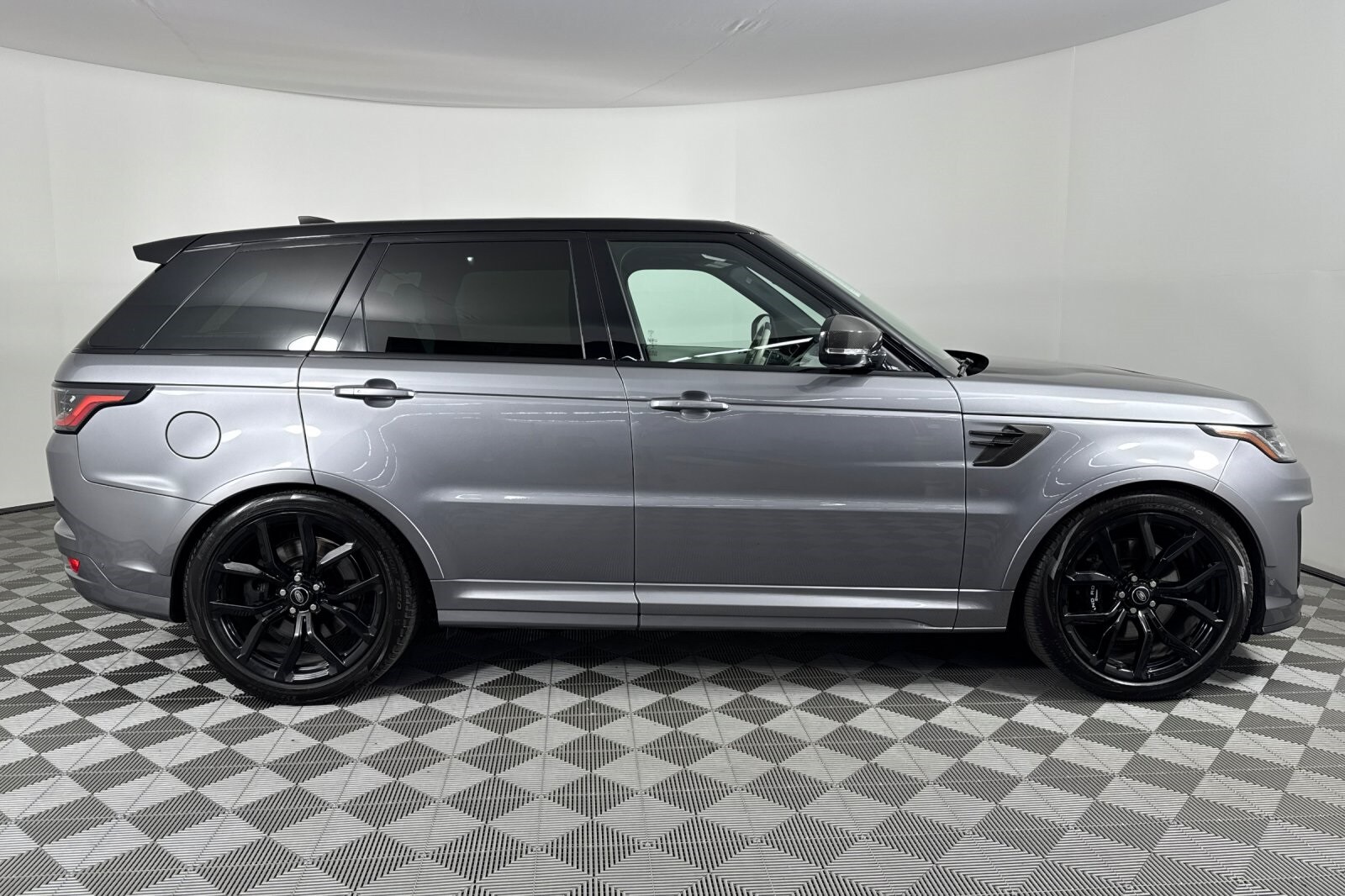 2022 Land Rover Range Rover Sport SVR photo 3