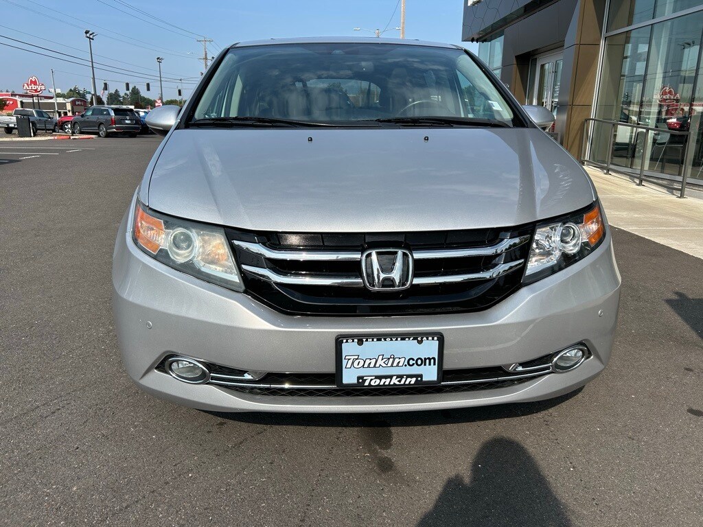 2015 Honda Odyssey Touring photo 2
