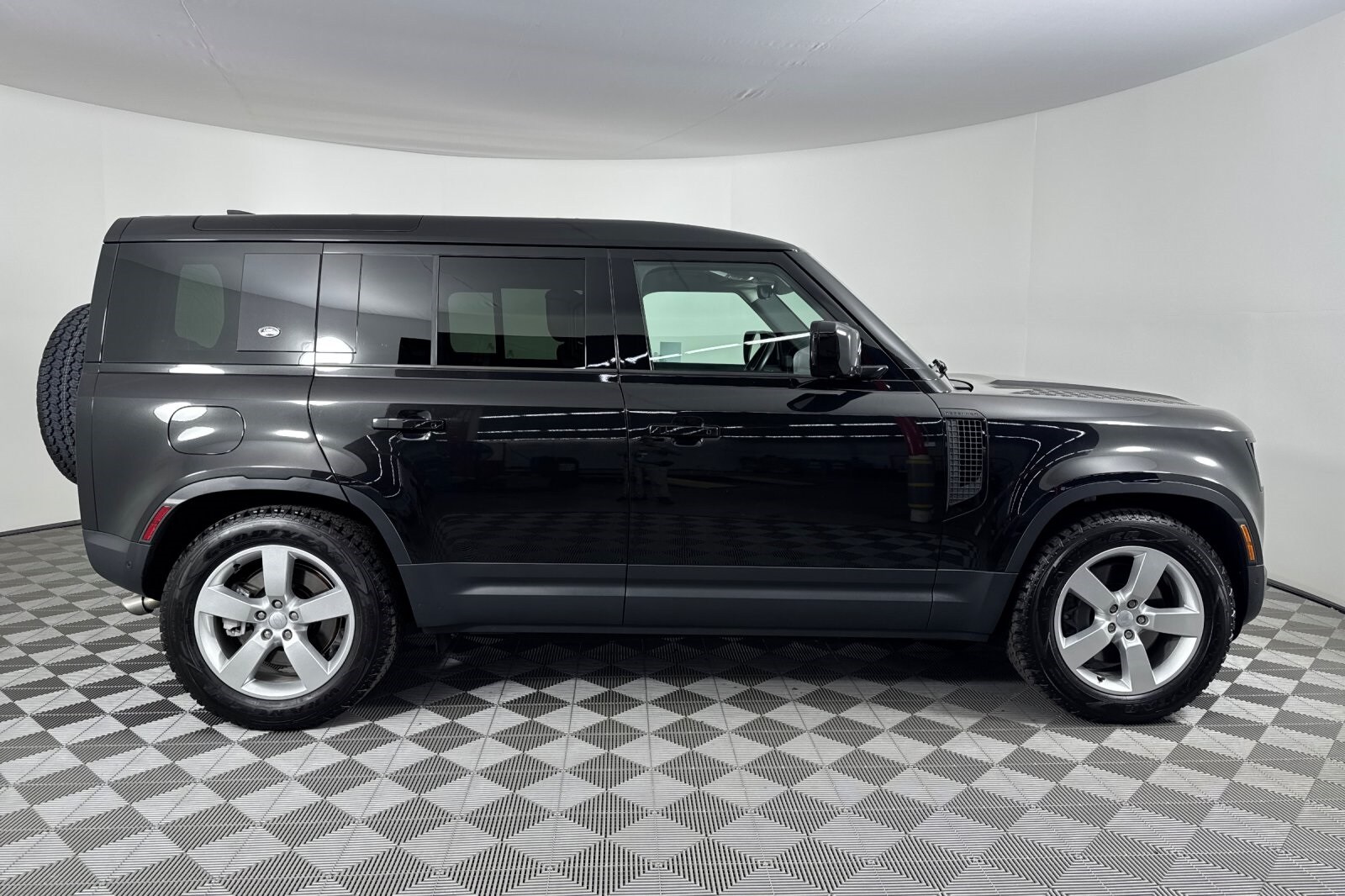 2024 Land Rover Defender 110 SE photo 3