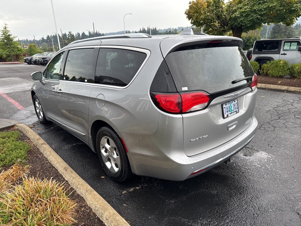2017 Chrysler Pacifica Touring Plus photo 2