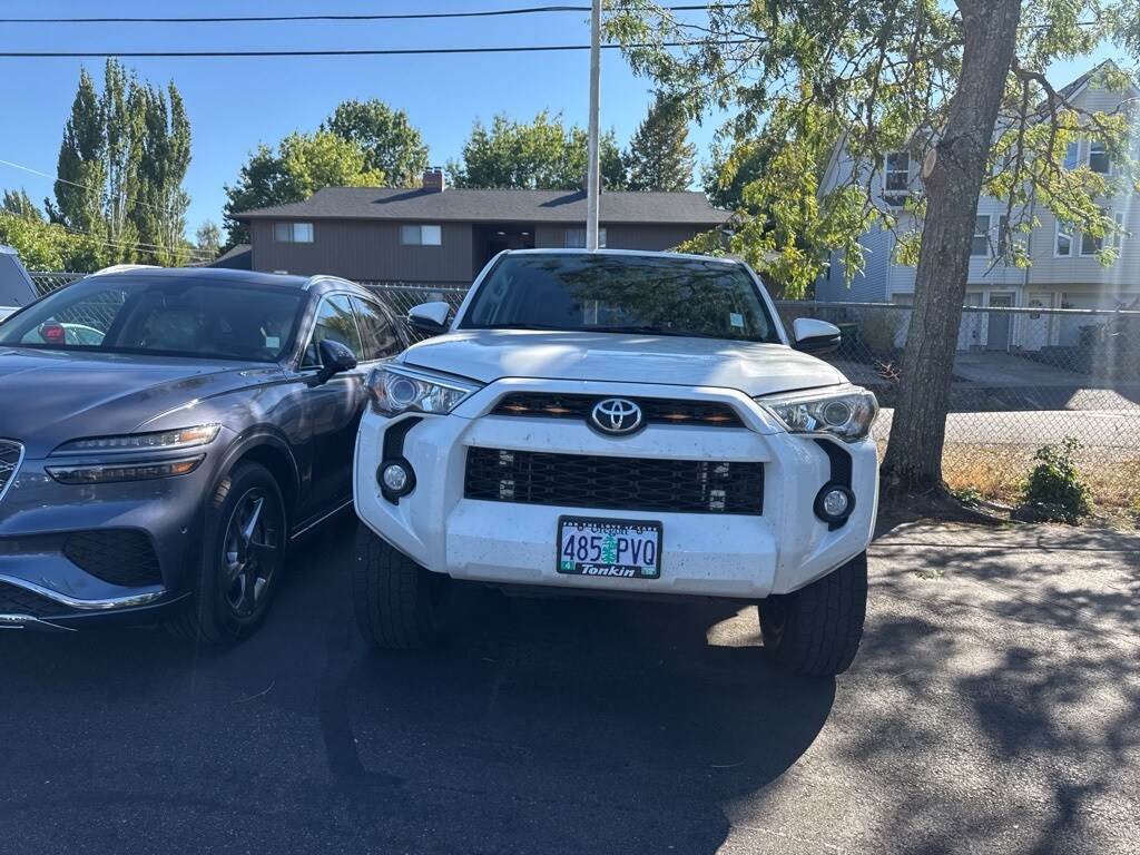 2018 Toyota 4Runner SR5 Premium photo 2